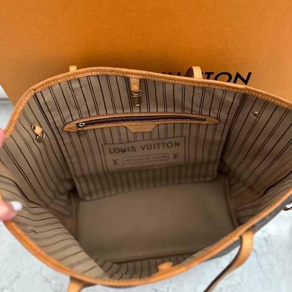 Authentic Louis Vuitton Neverfull. Great condition. Pouch not included. - Picture 9 of 9